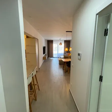 Oasis - Free Parking מאקרסקה